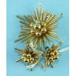 A 9ct yellow gold brooch of star burst design, 3.3cm, with a pair of matching ear studs, total