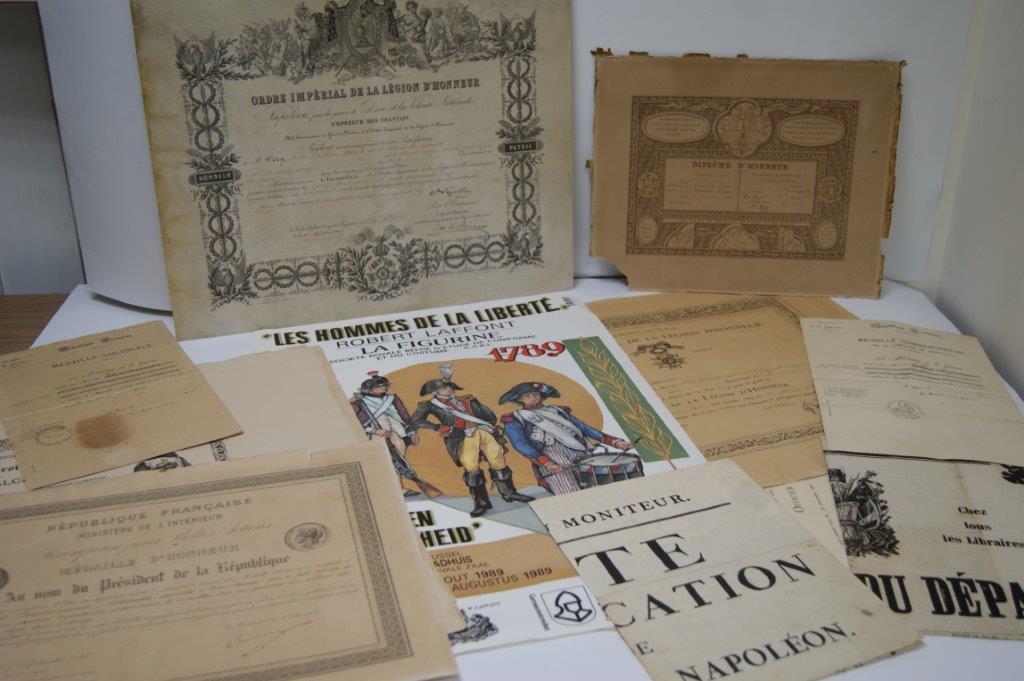 Lot de documents et diplômes divers: légions d'honneur, médailles militaires , belles actions ..