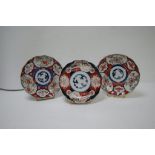 Lot de 3 assiettes en porcelaine à décor Imari. Diam.: 22 cm (une ébréchée)