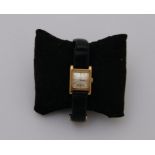 OMEGA Montre de dame en or 18K. Cadran carré. Bracelet cuir (acc), boucle en or. Poids brut : 27 g