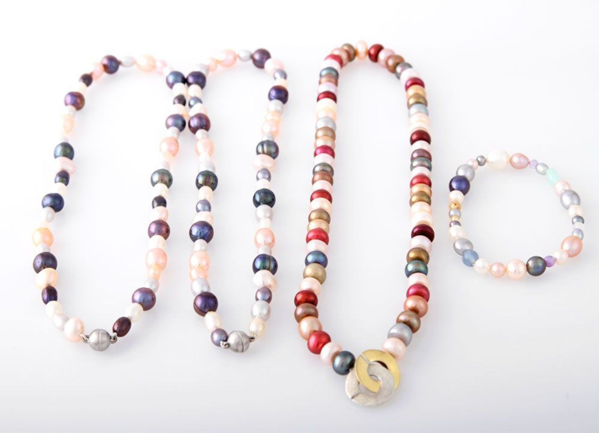 Konvolut: 3 Perlenketten in verschieden Farben und Längen und 1 Armband (Gummizug). Längen ca. 45,