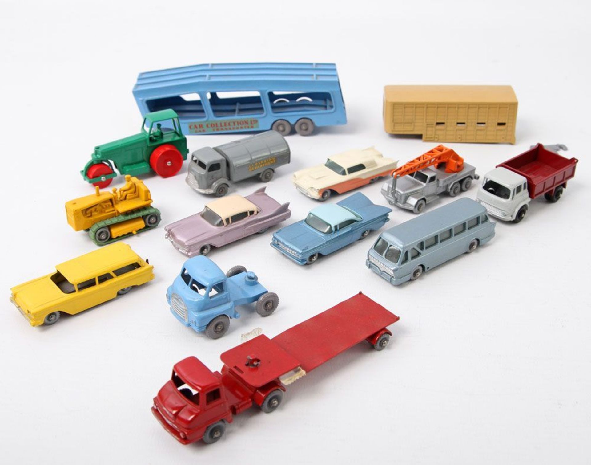 Opening: 40 EUR        MATCHBOX/LESNEY Konvolut Modellautos, u.a. Car Transporter, Crane Truck, Ford