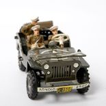 Opening: 60 EUR        ARNOLD Militärpolizei-Jeep mit Besatzung, Mitte 20.Jh., Nr. 2500/3. Im