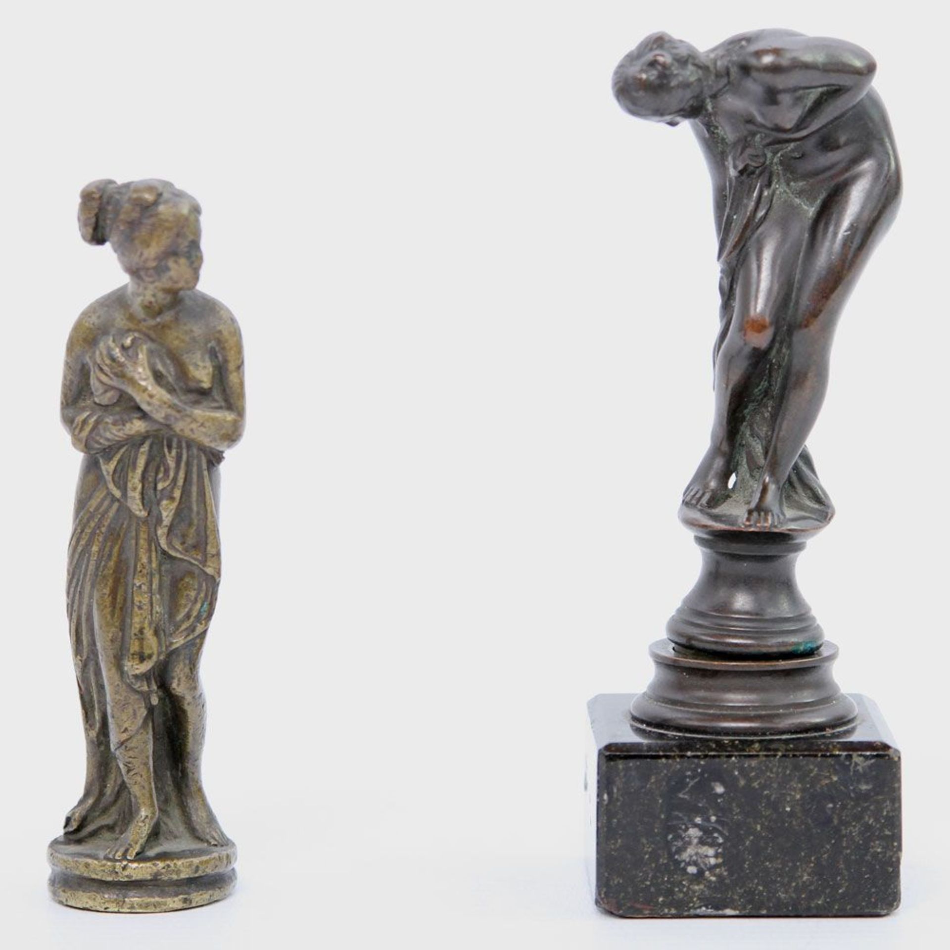 Opening: 25 EUR        Zwei kleine Skulpturen "Venus im Bad", 20. Jh. Metall/ wohl Bronze. Eine