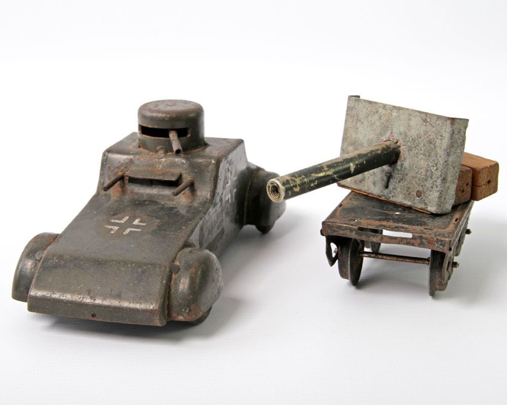 Konvolut Militärspielzeug, meist 1.H. 20.Jh., bestehend aus Plattformwagen mit Kanone und Panzer,