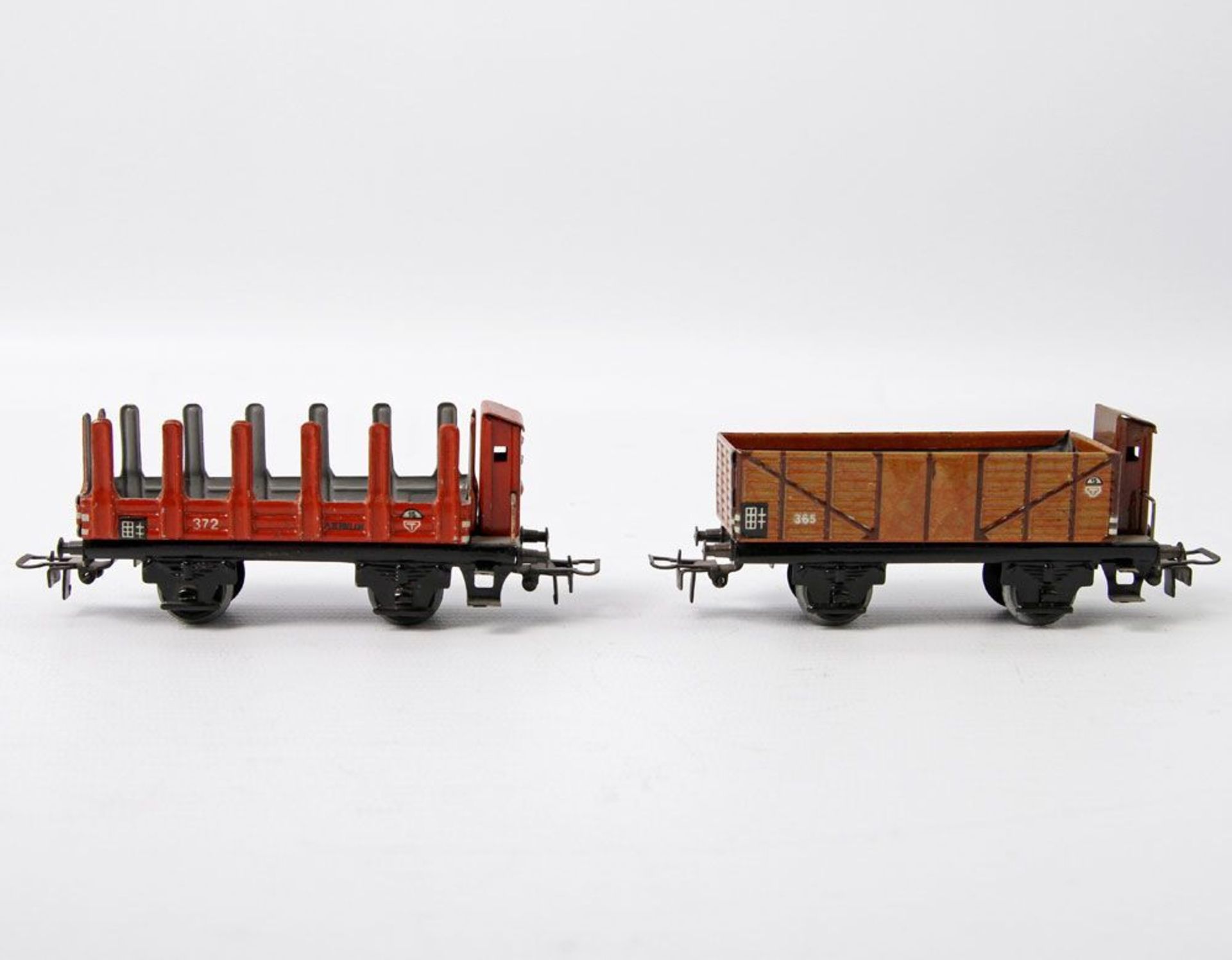 MÄRKLIN Hochbordwagen und Rungenwagen, Spur H0, Mitte 20.Jh., Blech, rot-braun. Mit Bremserhäuschen,