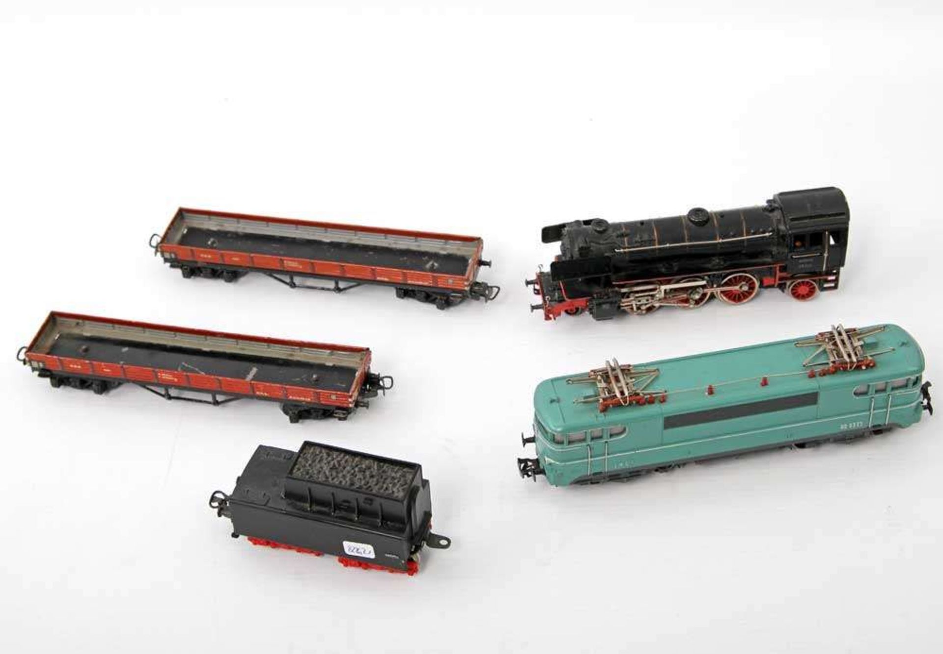 MÄRKLIN zwei Lokomotiven und zwei Niederbordwagen, Spur H0, Blech, bzw. Guß. DB Dampflok BR 23 014