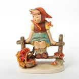 GOEBEL Hummelfigur "Mutters Liebste", 1950er Jahre, polychrom staffiert. Gemarkt und bezeichnet,