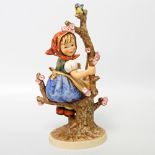 GOEBEL Hummelfigur "Apple Tree Girl", 1970er Jahre, polychrom staffiert. Gemarkt und bezeichnet,