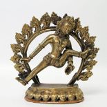 Statuette der weissen Tara aus Messing. TIBET, 20. Jh. im kosmischen Flammenkreis tanzend