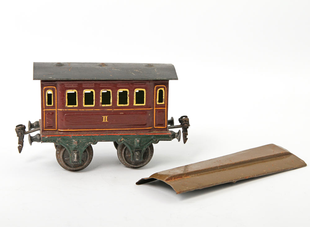 MÄRKLIN Abteilwagen, Anfang 20.Jh., rot-braun mit gelben Fenstern und Aufschrift II. 2-achsig.