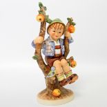 GOEBEL Hummelfigur "Apple Tree Boy", 1970er Jahre, polychrom staffiert. Gemarkt und bezeichnet,