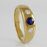 Herrenring GG 14 K mit 1 Safir und 2 Brill. zus. ca. 0,40 ct Weiß/ si. Weite 64. * Leg. 585/000 *