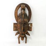 Vogelbekrönte Kpeliye-Maske aus Holz. SENUFO/ELFENBEINKÜSTE, 20. Jh. H 47Aufrufpreis: 90 EUR