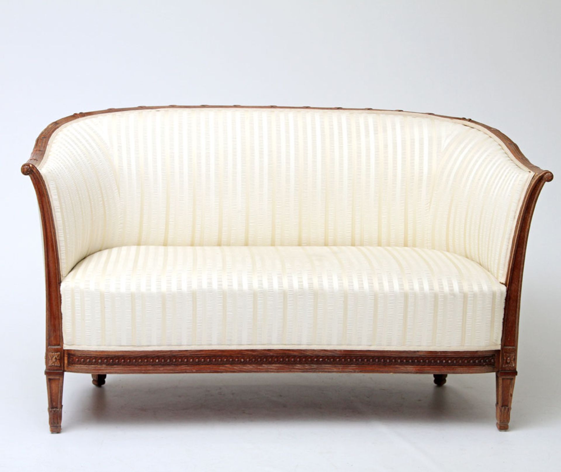 Sofa im Louis-XVI-Stil, wohl deutsch um 1900, Eiche gebeizt. Auf vier konisch sich verjüngenden