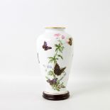 FRANKLIN MINT. Vase 'Schmetterlinge und Wiesenblumen', Entwurf von John Wilkinson, H 28,5, mit