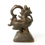Gewicht aus Bronze. CHINA, 20. Jh. in Form eines stilisierten Tieres, H 10Aufrufpreis: 20 EUR