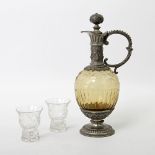 Kleine Schnapskaraffe mit zwei Gläsern, um 1900, Glas mit Schliffdekor. Zinnmontierung mit feinem