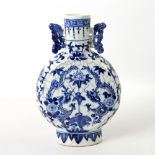 Vase. CHINA, 20. Jh. blau-weiss bemalt, H 27Aufrufpreis: 60 EUR