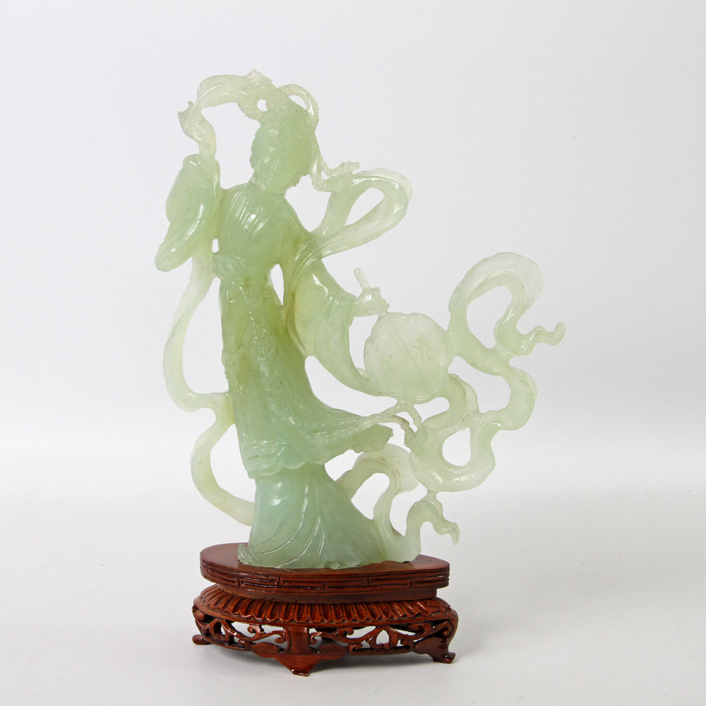 Statuette der Glücksgöttin Benzaiten aus hellgrüner Jade. BURMA/CHINA, 20. Jh. die Himmelsgöttin ist