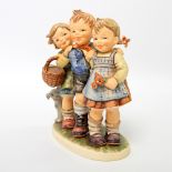 GOEBEL Hummelfigur "Mach mit!", 1980/90er Jahre, polychrom staffiert. Gemarkt und bezeichnet,