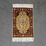 Orientteppich. HEREKE, 20. Jh., 74x49 beigefarbener Spiegel mit zentraler Rosette und Floralrankwerk