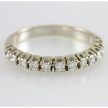 Damenring WG 14 K mit 12 Diamanten zus. ca. 0,6 ct getönt/pique. Weite 53. * Leg. 585/000 * Gew. 2,3