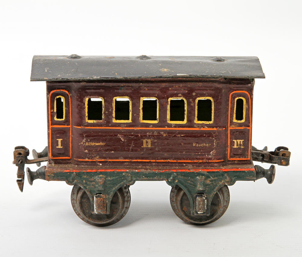 MÄRKLIN Abteilwagen, Anfang 20.Jh., rot-braun mit gelben Fenstern und Aufschrift: I-III. Klasse,