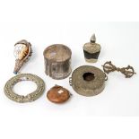 Konvolut: 7 tlg. NEPAL/TIBET, 20. Jh. u.a. 2 Armreifen/Snuff-bottle/Vajra/Muscheltrompete, tlw.