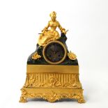 Pendule, wohl Frankreich 19. Jh., Bronze partiell feuervergoldet. Bekrönt durch Frauenfigur im