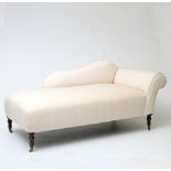 Chaiselongue, wohl England um 1900, Eiche dunkel gebeizt. Auf vier gedrechselten Beine mit Rollen,