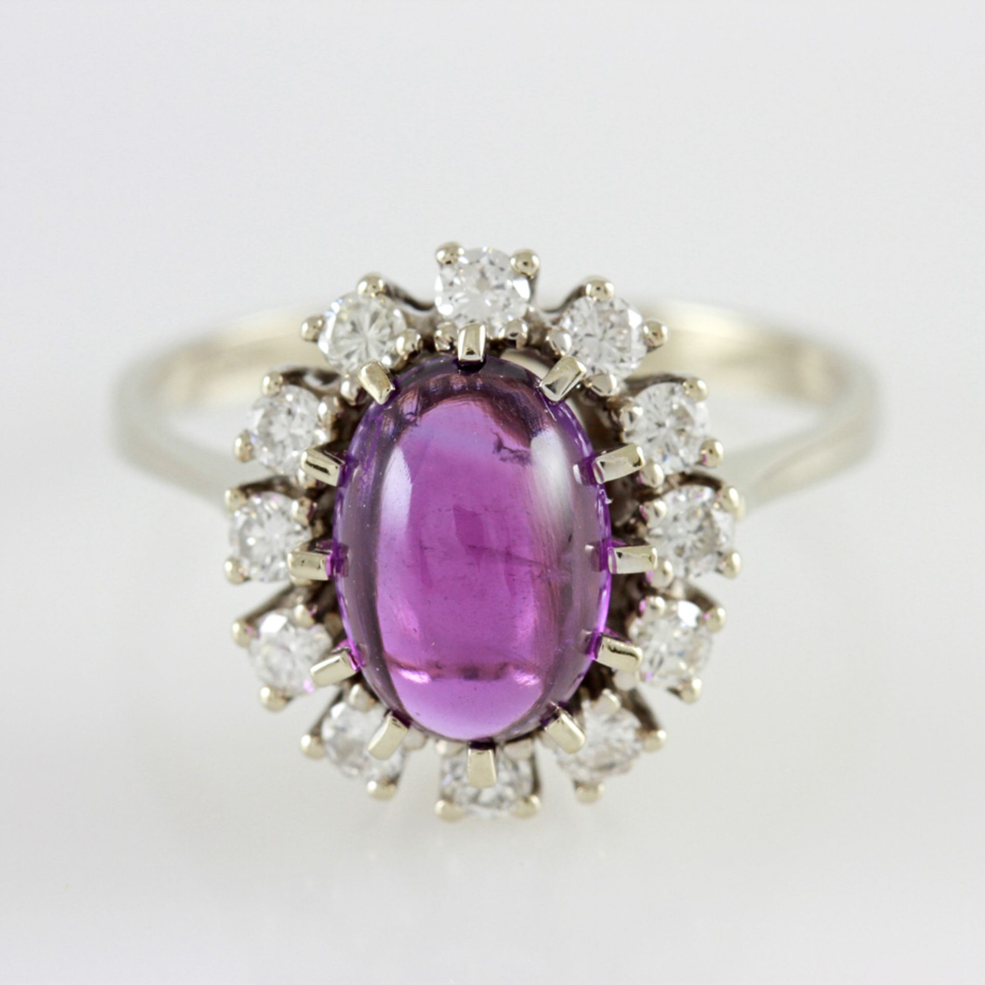 Damenring WG 14 K mit Amethyst Cabochon und 12 kleinen Brillanten zus. ca. 0,60 ct Feines Weiß/ si-