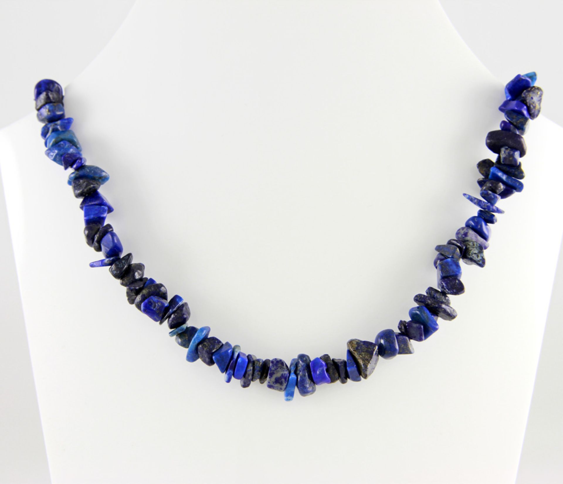 Collier LapisLazuli mit Magnetschließe versilbert. Länge ca. 45 cm.