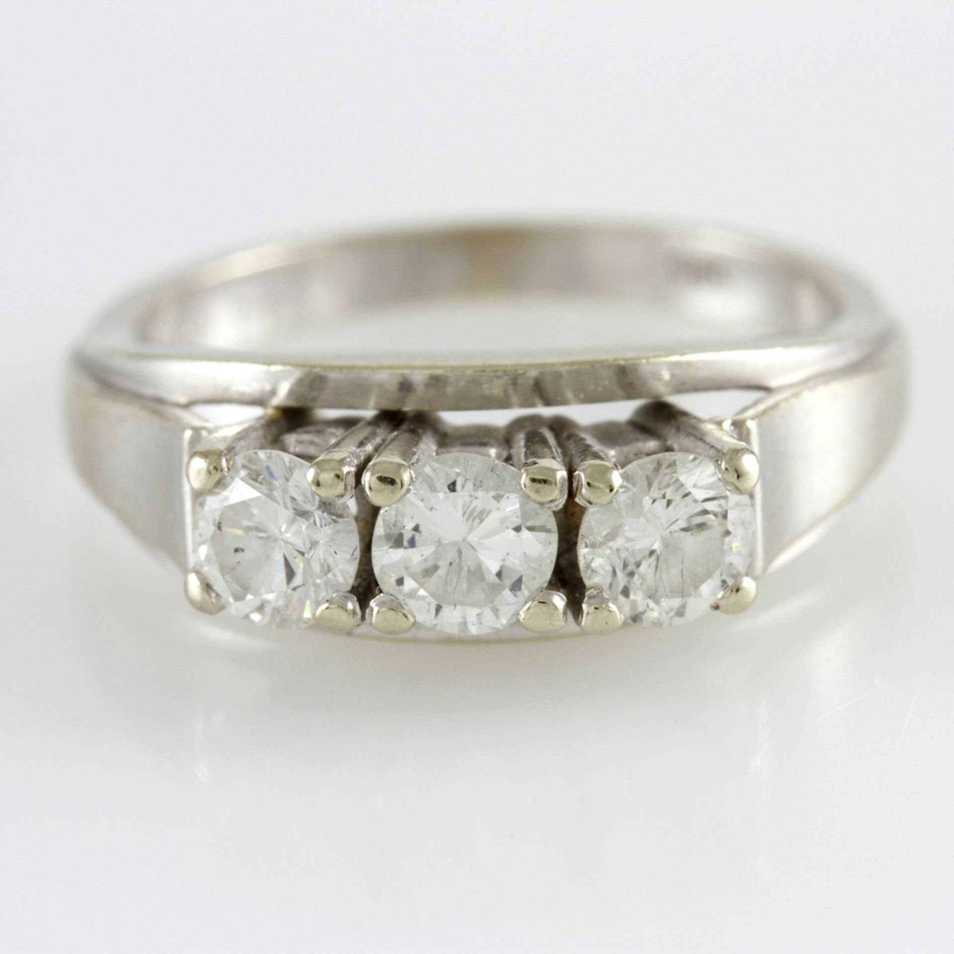 Damenring mit 3 Brillanten zus. ca. 0,8ct. WG 14K, Brill. W. Pi zum Teil mit Kerben, Gr. ca. 55,