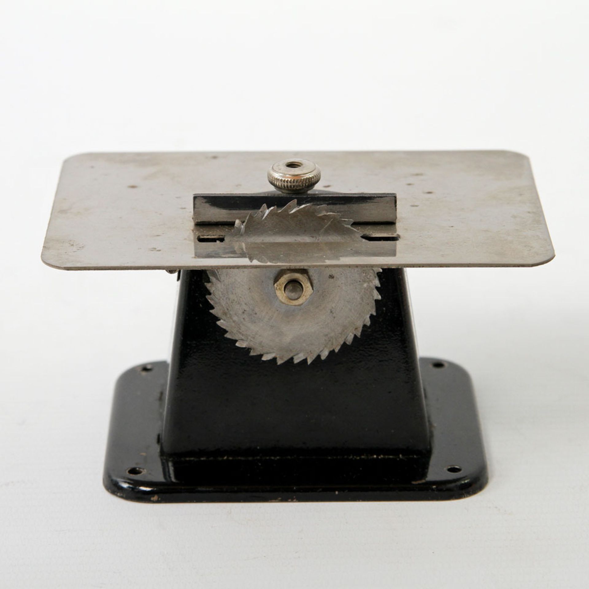 MÄRKLIN Antriebsmodell Kreissäge, um 1930, aufklappbare Tischplatte, verstellbare Anschlagleiste.