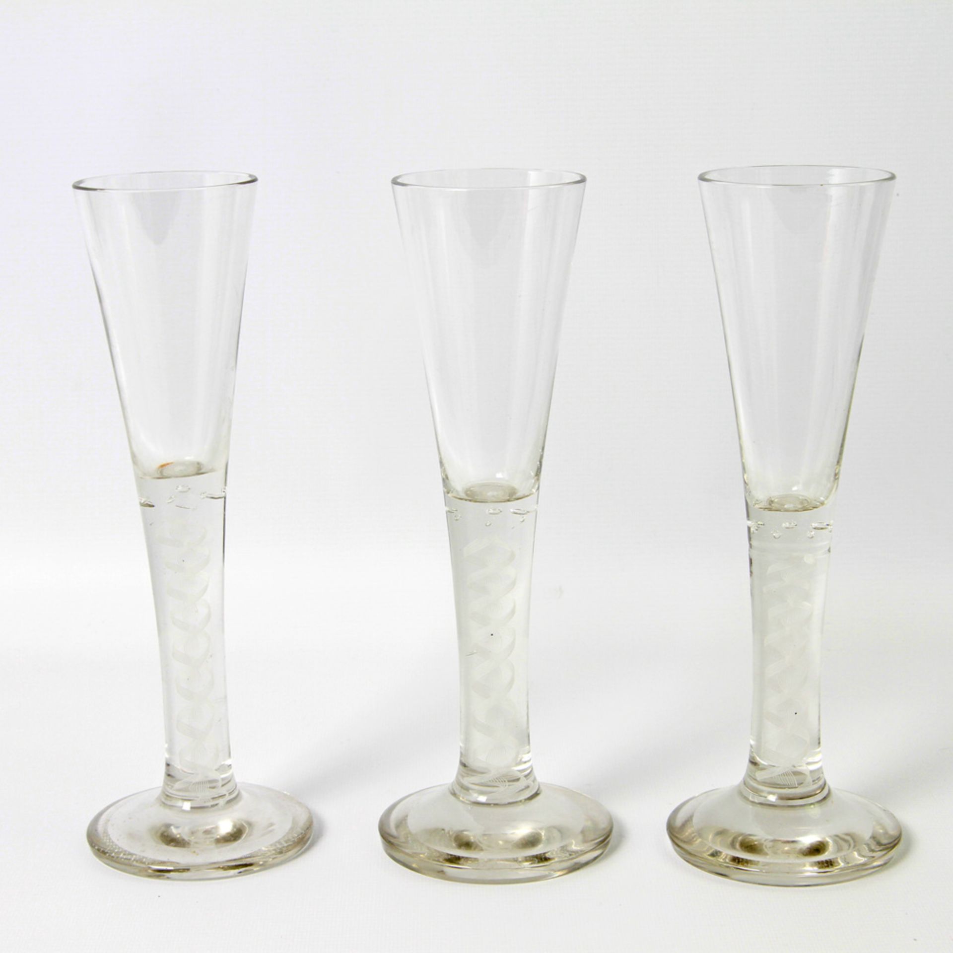 3 Kelchgläser, 20. Jh. Farbloses Glas mit im Schaft eingeschlossenen Spiralfäden. H. ca. 25 cm,