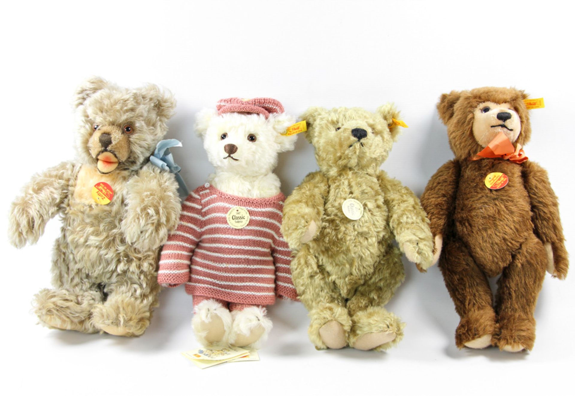 STEIFF vier Teddybären, 20.Jh., meist Knopf im Ohr, Fahne und Brustschild. Gegliedert, u.a. Zotty, 2