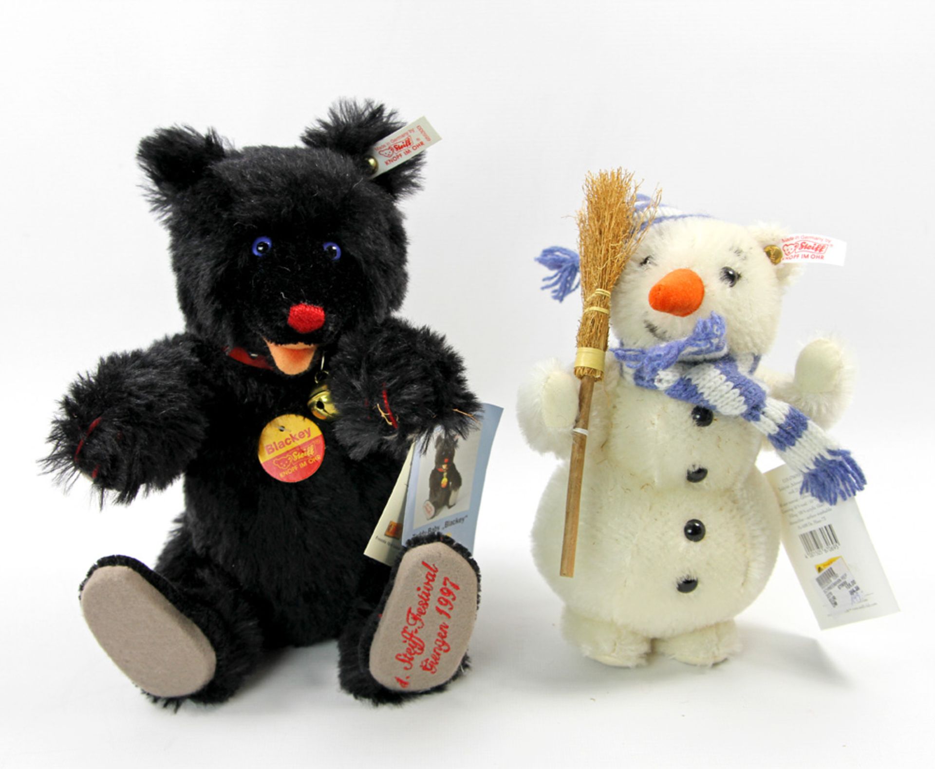 STEIFF Teddy-Baby "Blackey" und Teddybär "Schneemann", Knopf im Ohr und Fahne. Teddy zum 1. Steiff-