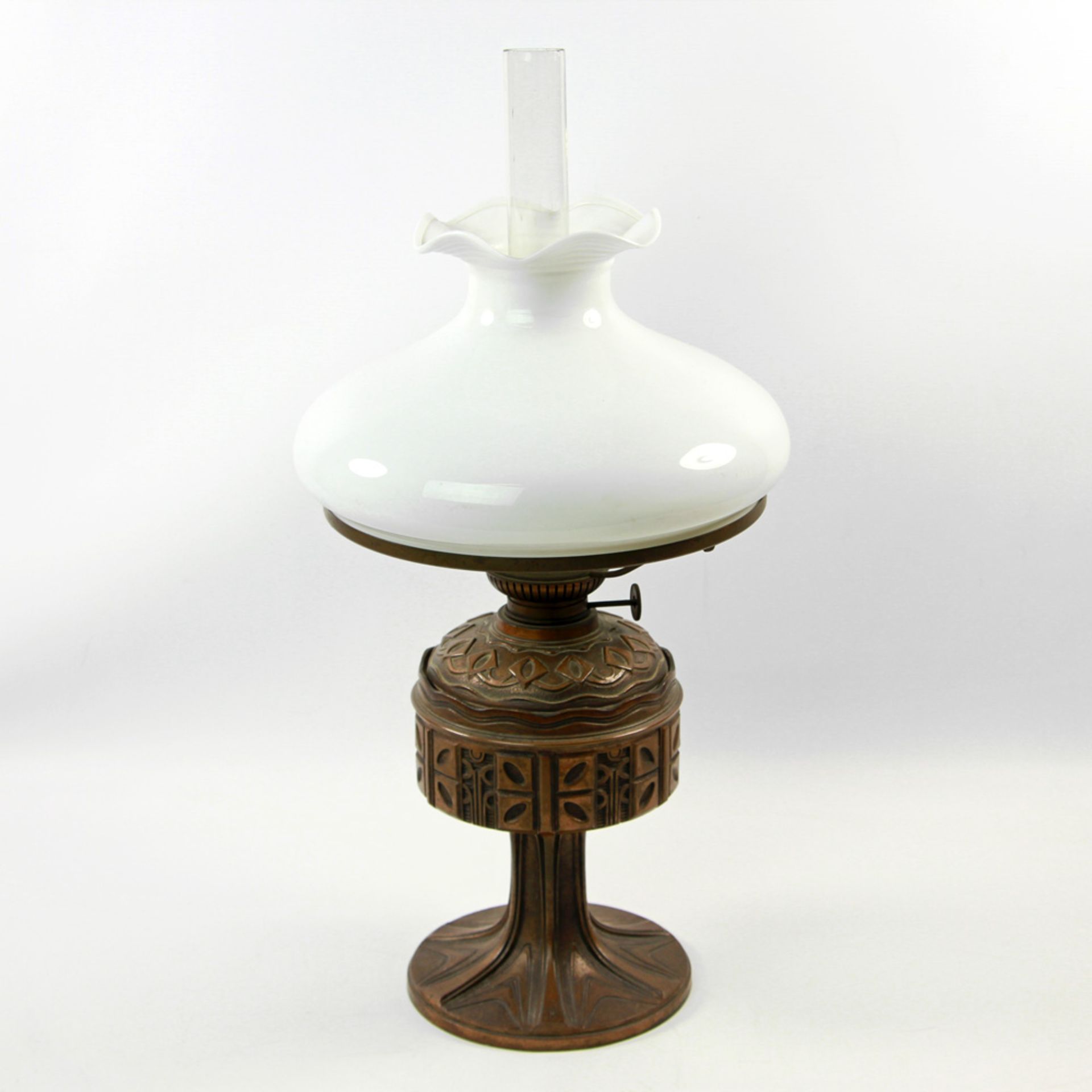 Petroleumlampe, 20.Jh., Metallfuß, Glasaufsatz, reicher Ornamentdekor, min. besch., H. ca. 53