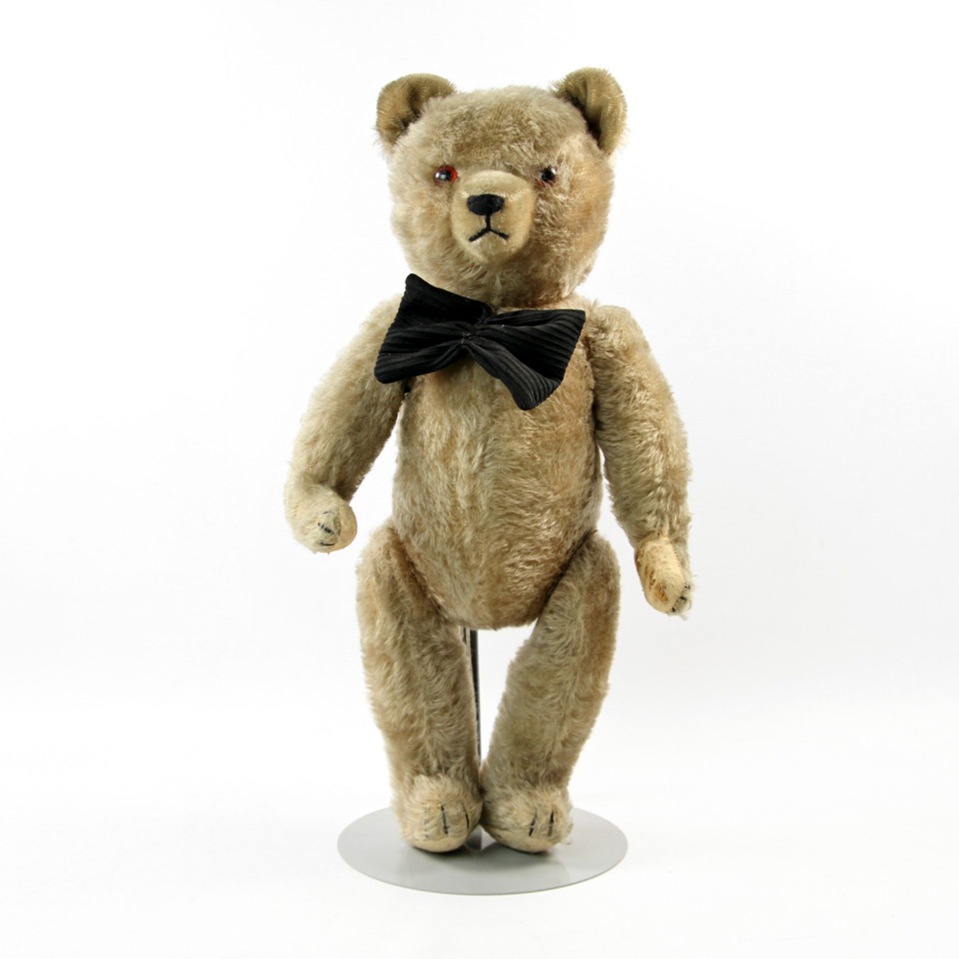 Früher Teddybär, 1920/30er Jahre, gegliedert. Braune Augen, gestickte Schnauze und Tatzen, besch.,