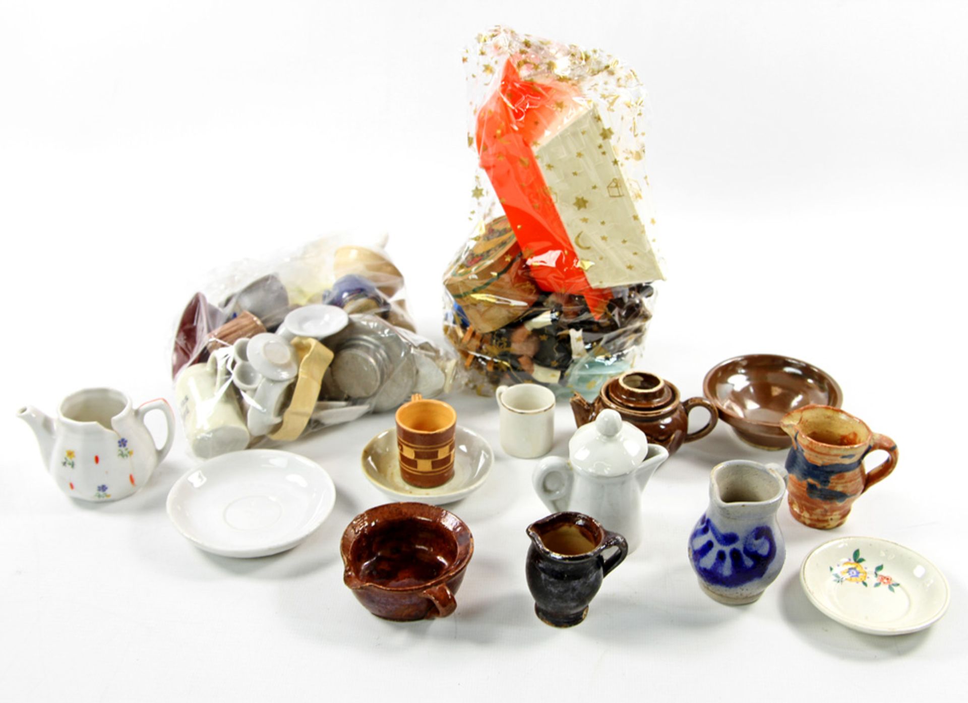Interessantes Konvolut Puppenküchenzubehör, meist Keramik. U.a. Krüge, Tassen, Schalen, Platten,