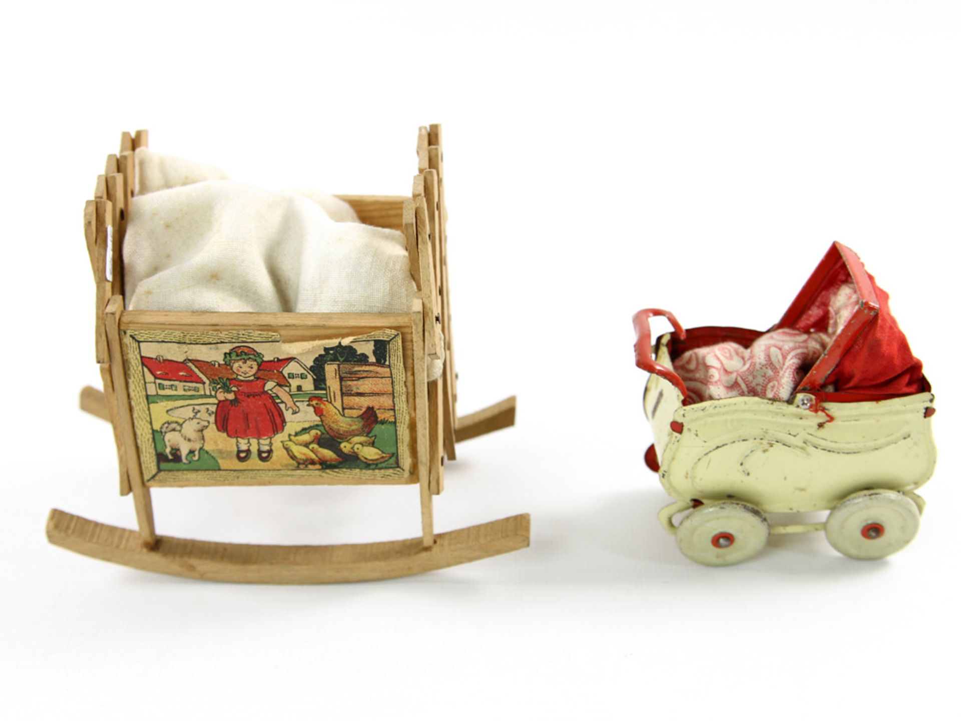 Früher Puppenstuben-Kinderwagen aus Blech, dazu Wiege, Holz. Schöne Form, mit Stoffdach, besch.