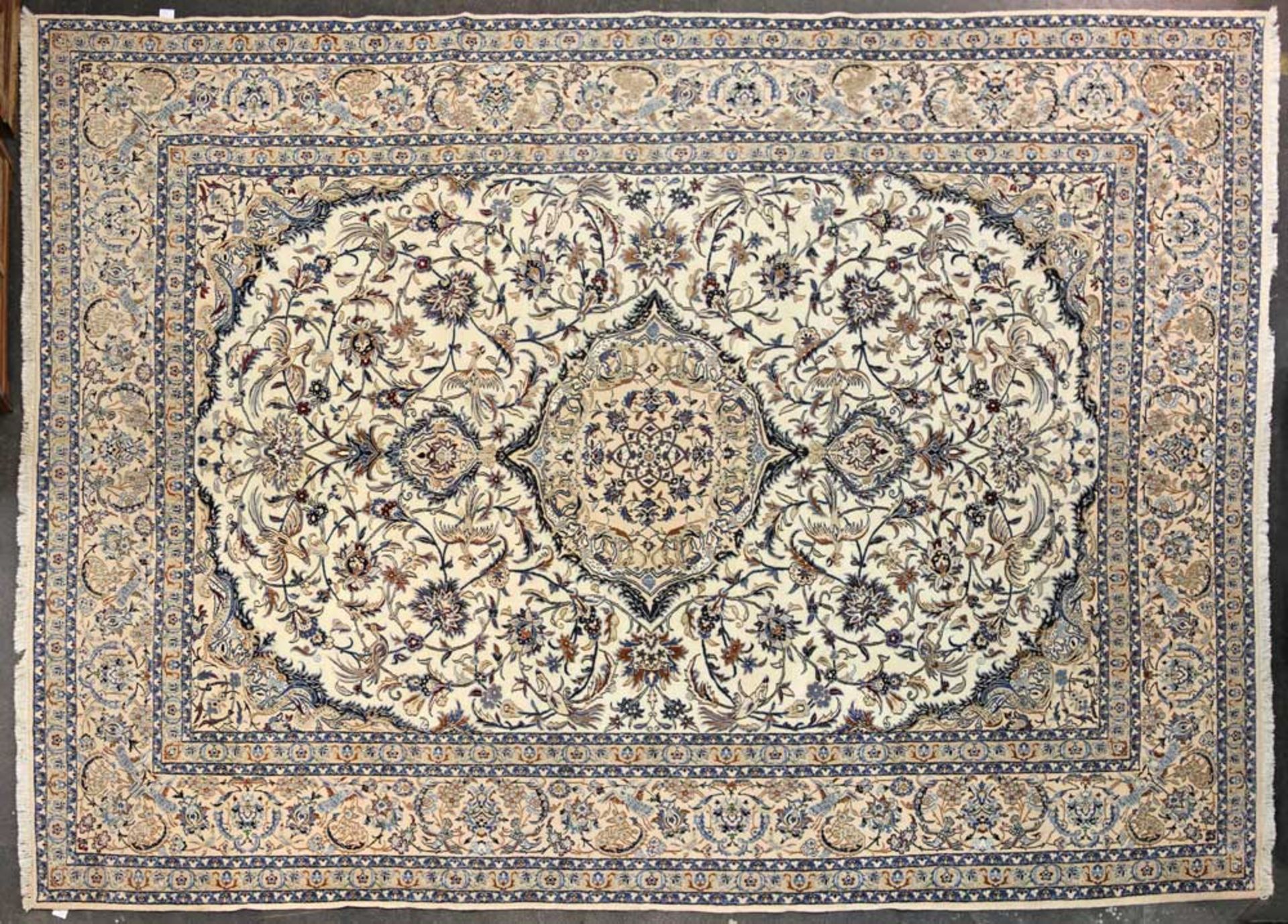 Orientteppich. NAIN/IRAN, 20. Jh., 426x306 Zentralmedaillon mit Anhängseln auf elfenbeinweissem, mit