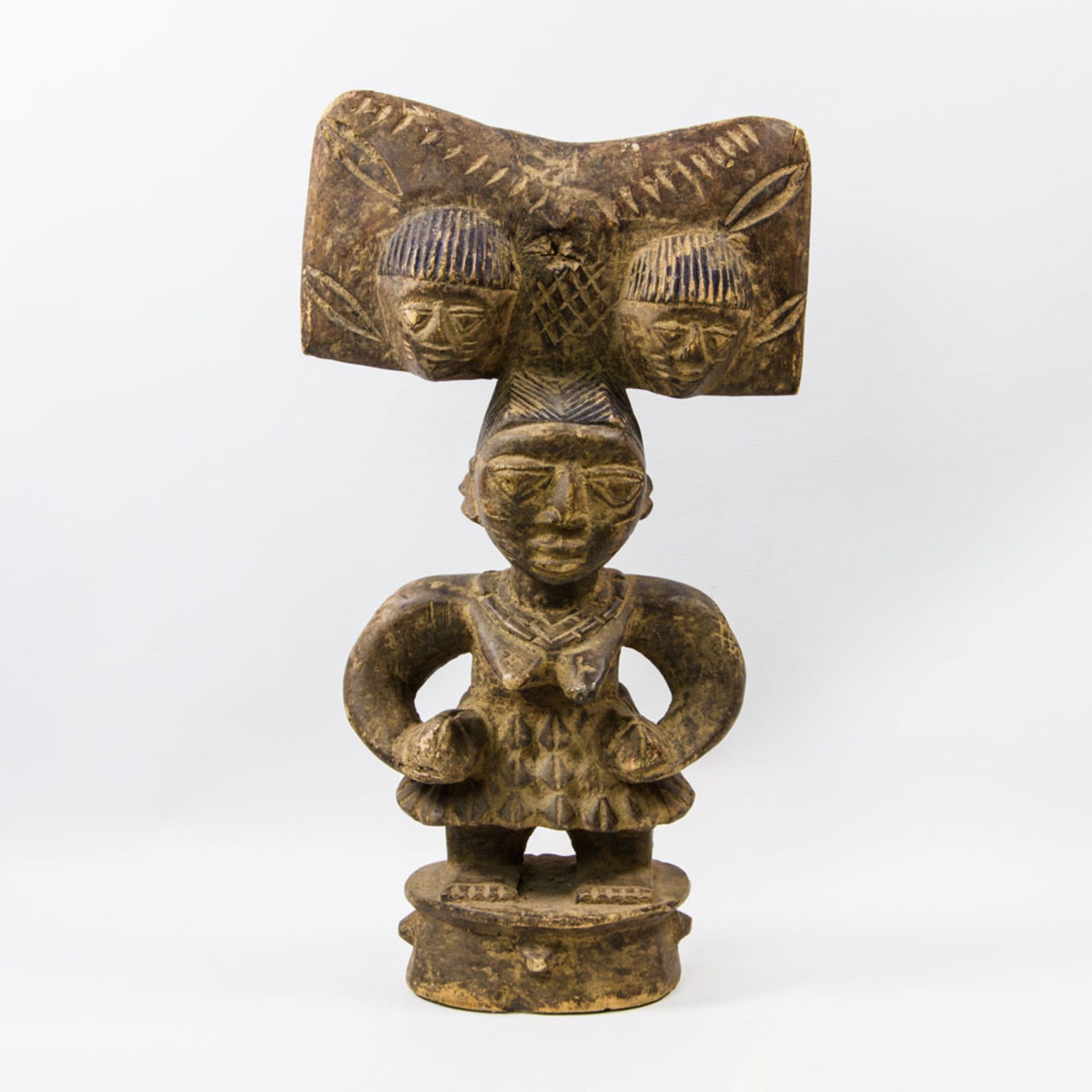 Weibliche Figur aus Holz. AFRIKA, wohl NIGERIA mit hoher Kammfrisur, H ca. 44. Altersspuren, besch.