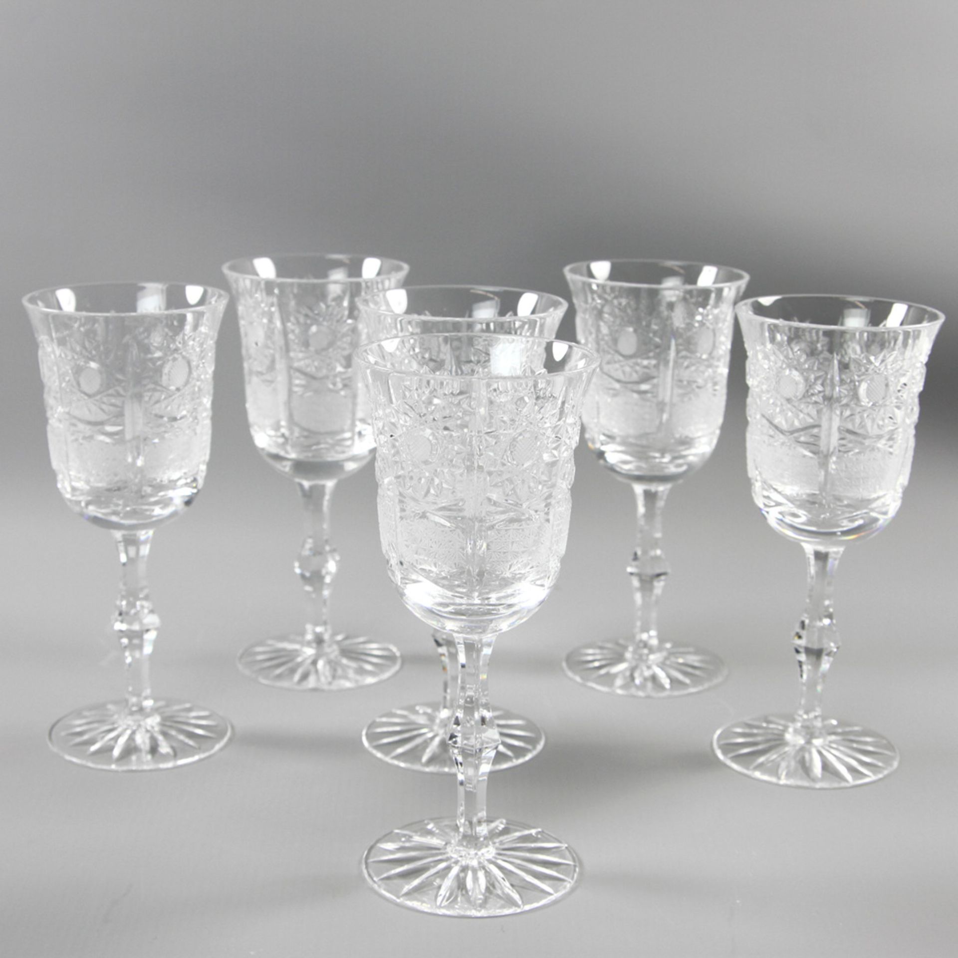 6 Weingläser, 20. Jh. Farbloses Glas mit reichem Schliffdekor, tlw. mattiert. H. ca. 17,5 cm,