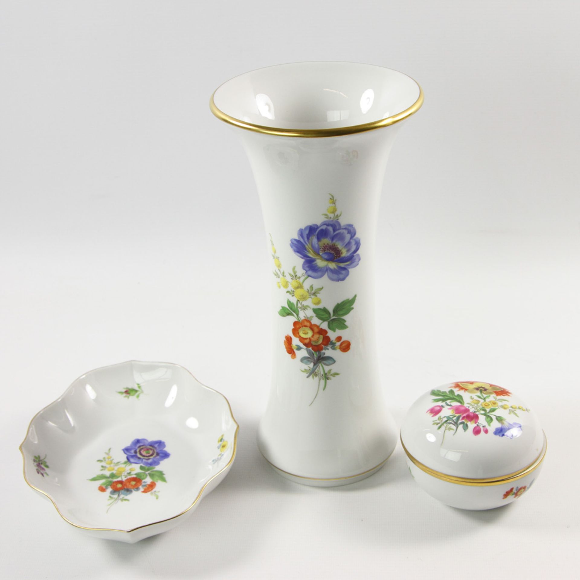 MEISSEN Vase, Ovalschale und Deckeldose, 20.Jh., 1.Wahl, fein gemalte polychrome Blumenbuketts,