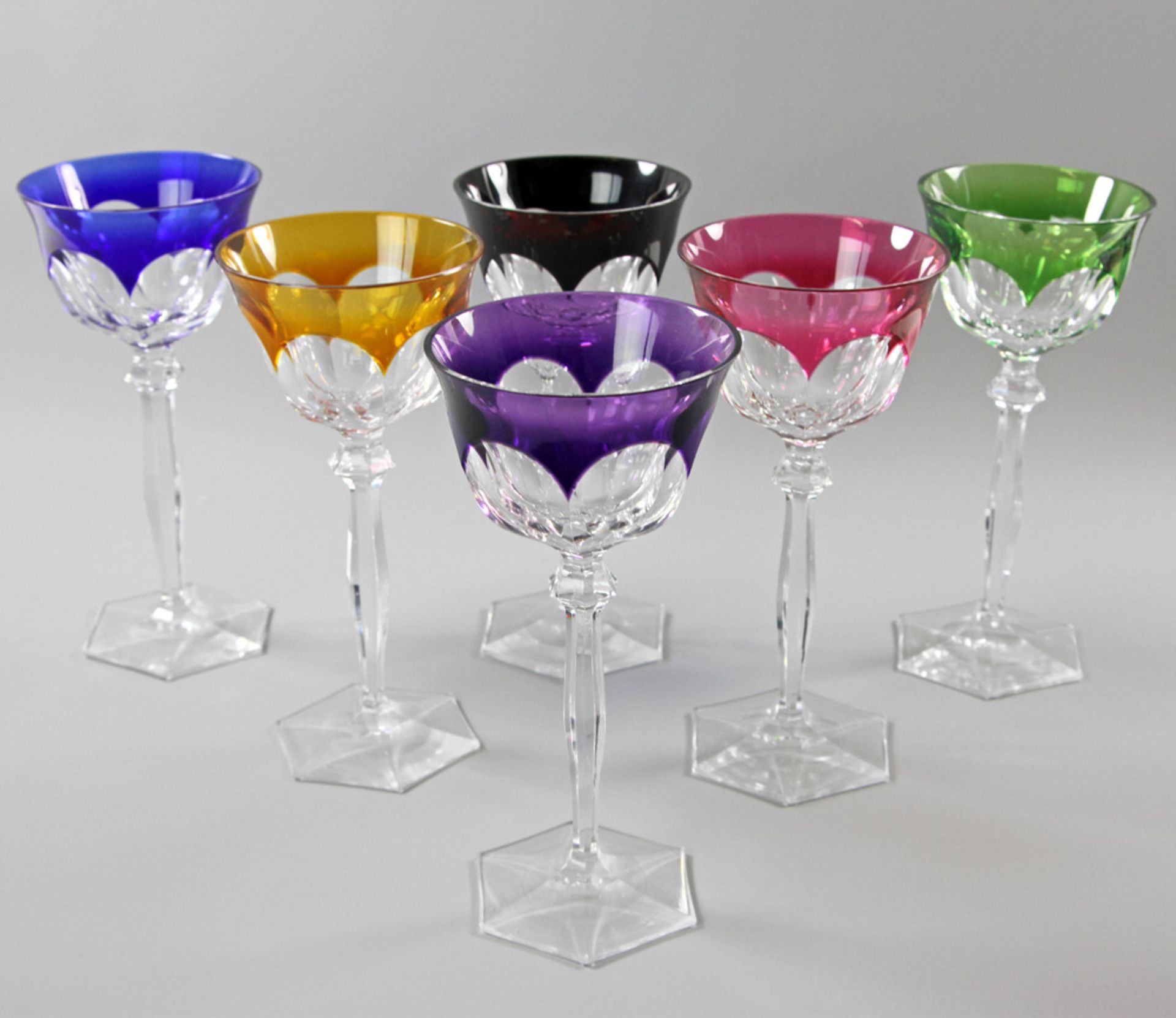 6 Weingläser, 20. Jh. Farbloses Glas, verschiedenfarbig überfangen, sechseckiger Fuß, moderner