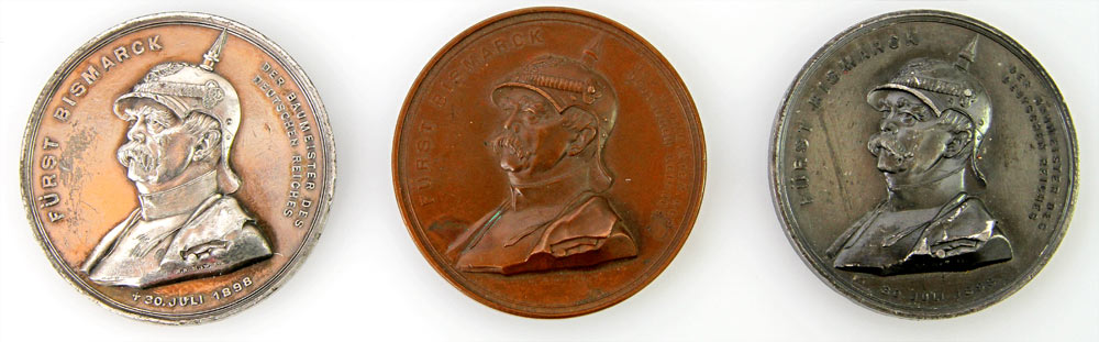 Konvolut: 3 erhaben geprägte Medaillen auf Fürst Otto von Bismarck, davon 1 Bronzemedaille. ss-vz.