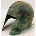 Antike Illyrien - Bronze Helm, ca. 6./5. Jhdt. v. Christus, grünliche und braune Patina, Helm mit