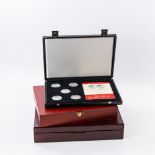 Konvolut - Box '50 Jahre Römische Verträge' mit 52 x 2 Euro, dazu GOLDMEDAILLE ca. 2 g Au fein und